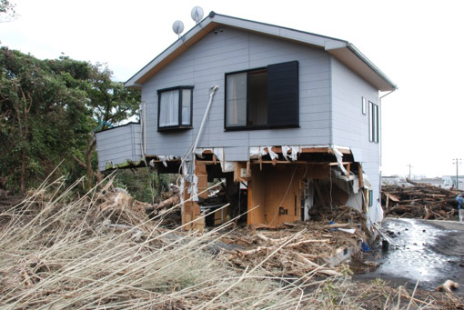 無残にも1階部分がなくなった木造住宅
