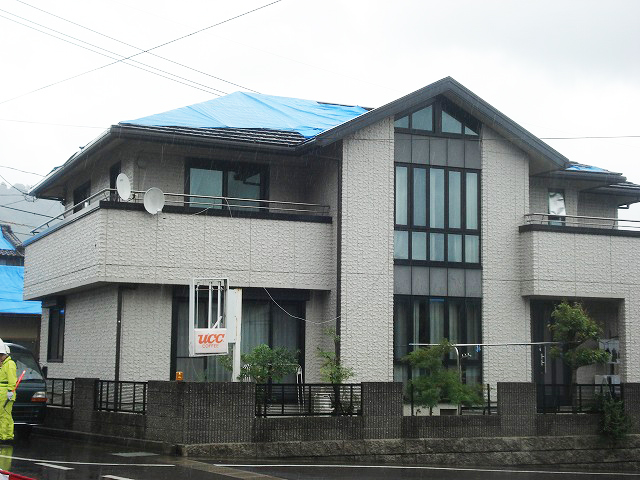 まだ建築後左程経過していないと思われる住宅の屋根が損壊しブルーシートで応急処置