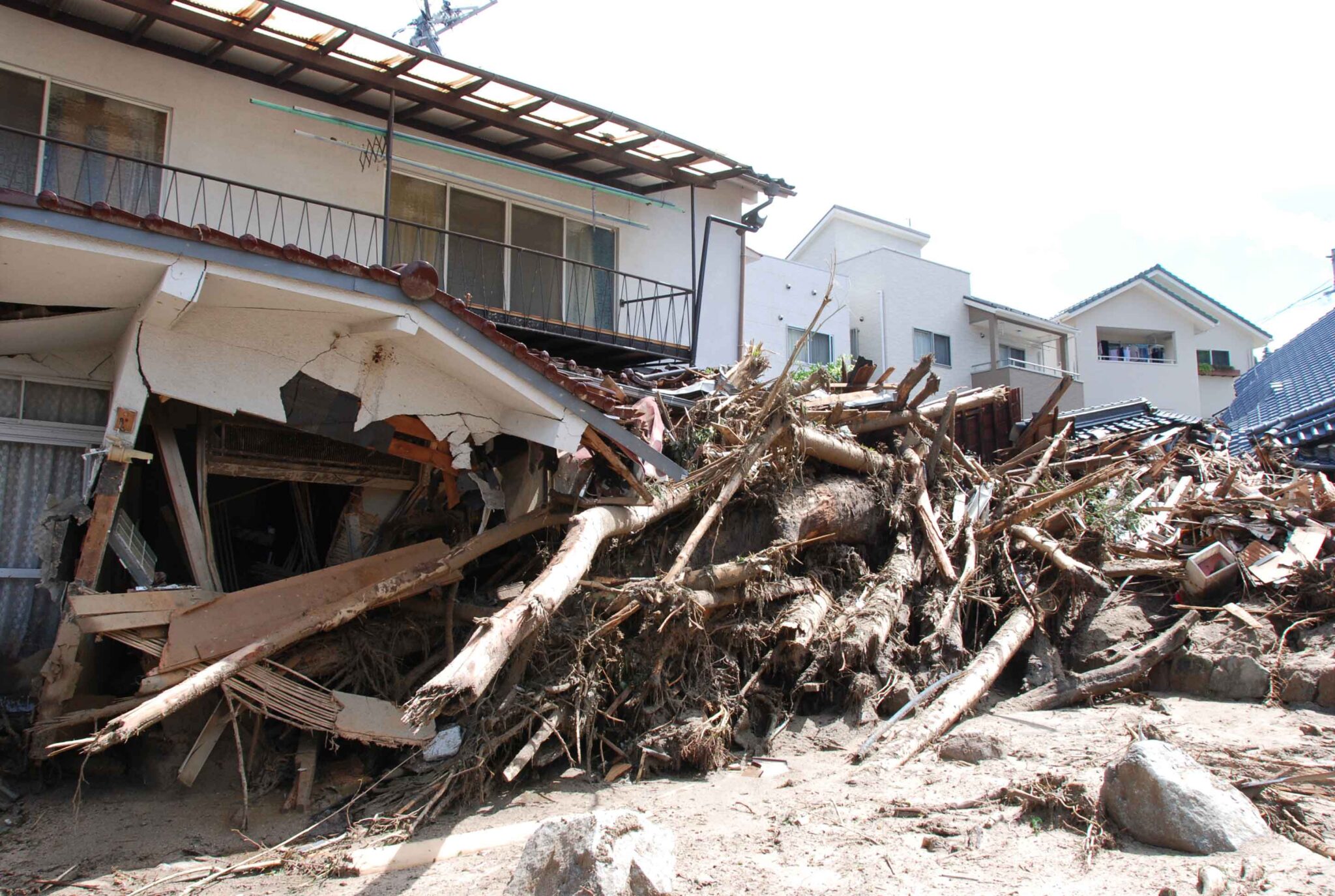 平成30年7月豪雨による土砂災害によって多くの住宅が被害を受けた