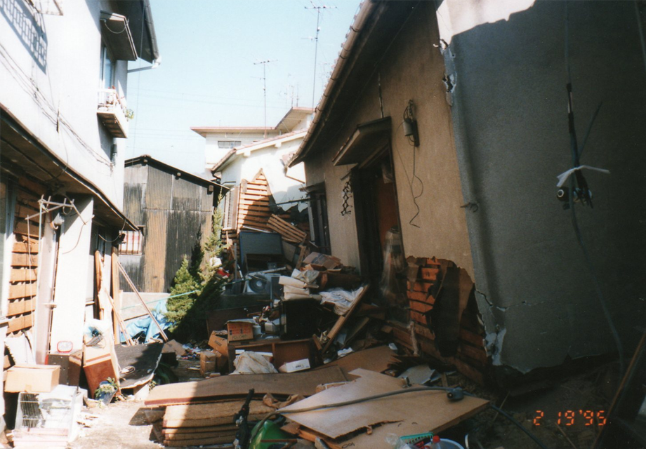 阪神淡路大震災で倒壊した木造住宅