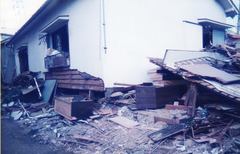 阪神淡路大震災では多くの木造住宅が倒壊した