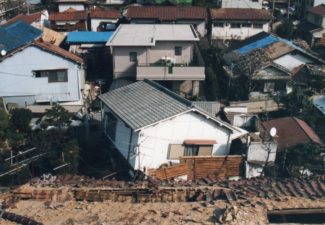 周りが全半壊する中、一部損壊もなく25人が避難したWPC工法の住宅(中央)