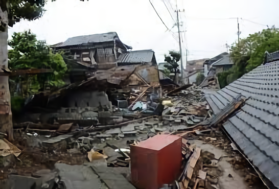 熊本地震では多くのブロック塀が倒壊し、道路を塞いだ（益城町宮園）
