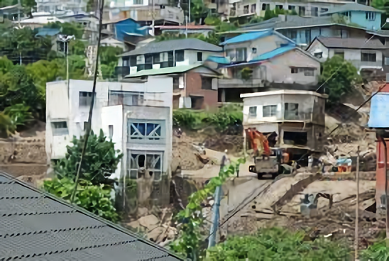 熱海市土石流で流されず残った鉄筋コンクリート造の建物